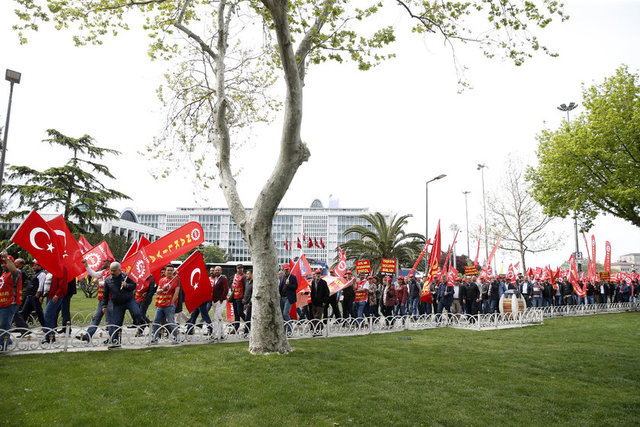 1 Mayıs Emek ve Dayanışma Günü dolayısıyla Disk Nakliyat-iş üyeleri Aksaray'daki merkezlerinde toplanarak, Fatih Saraçhane Parkı'na yürüdüler.