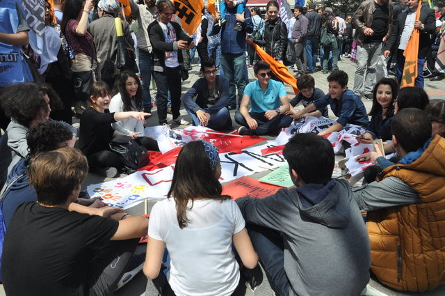 Kutlamalar için öğle saatlerinde Cumhuriyet Caddesi´nde toplanan yaklaşık bin kişi, Atatürk Alanı´na kadar yürüdü. Kutlamaların yapılacağı alanda ve çevresinde polis geniş güvenlik önlemi aldı. Kutlamalara yöresel kıyafetleriyle katılan kadınlar renkli görüntüler oluşturdu, kalabalık kortej davul zurna eşliğinde horon oynayarak yürüdü. 