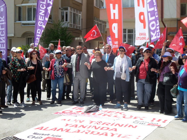 SİVAS - Sivas'ta Mevlana Miting Alanında geniş güvenlik tedbirleri altında gerçekleşen kutlamada katılımcılar,konuşmaların ardından 1 Mayıs'ı halay çekerek kutladı.