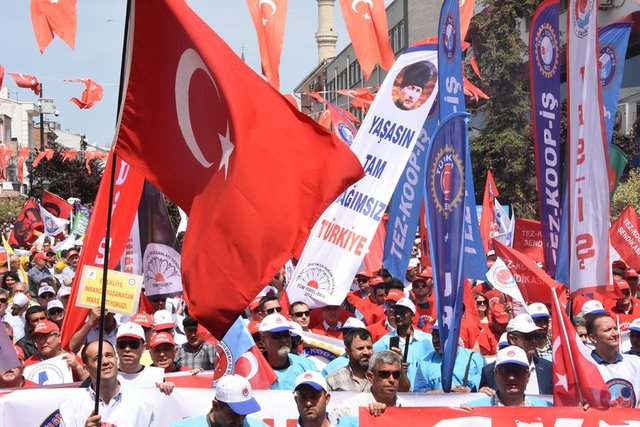 EDİRNE - Türkiye genelinde çeşitli etkinliklerle kutlanan 1 Mayıs Emek ve Dayanışma Günü, Edirne'de de coşkuyla kutlandı. 