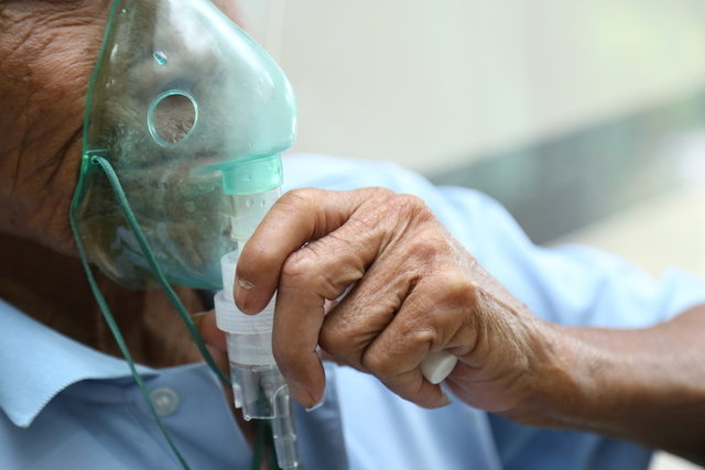 Astımda 'kişiye özel' tedavi! - Astım hastalığı kişiden kişiye etkilerini farklı şekillerde gösteriyor. Doç. Dr. Hacer Kuzu Okur "Çünkü her hastanın astımını tetikleyen unsur farklı olabiliyor. Örneğin bir kişi ağlarken astım krizine girebilirken diğeri gülerken, bir başkası efor yaparken, diğeri soğuktan astım krizine girebiliyor. İstiyoruz ki kişiler kendilerini çok iyi tanısınlar ve kendilerinde astımı nelerin tetiklediği konusunda bilinçlensinler, önlem alsınlar. Biz de tedavilerimizi kişiye özel yapıyoruz.