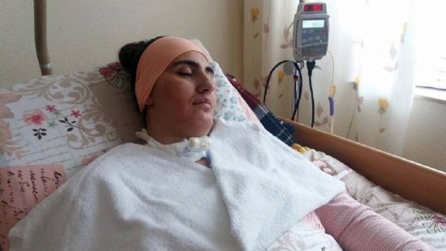 Kumru Konak'ın evde hastaneye göre çok huzurlu olduğunu dile getiren Nargül Konak, "En azından ev ortamında, yüzler ve sesler tanıdık. Tepki veremese de bizi anlıyor. Bizi hissettiğini hissediyorum ben. Bizi anladığını hissediyorum. Bazen ona, 'hadi kalk köyümüze (Pertek'e bağlı Akdemir köyü) gidelim' dediğim zaman içini çekmesinden görüyorum bizi anladığını. Bunların dışında çok büyük tepkiler yok. Ama Türkiye'ye oranla çok çok daha iyi. Hastanede yoğun fizik tedavi gördü, elini, kolunu oynatabiliyor. Bunu kendi isteğiyle mi istemdışı mı yapıyor bilemiyorum" dedi.