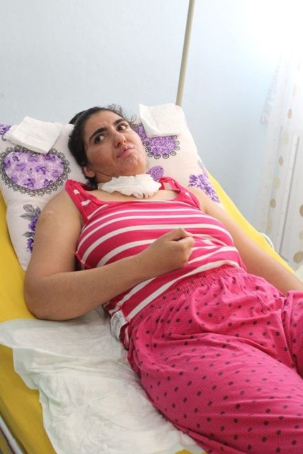 'Umut' diyorum başka da bir şey söyleyemem. Bu olayla yaklaşık üç yıldır iç içeyiz, ben gözümle görsem dahi kabul edemiyorum. Kumru sonda ile besleniyor, mama veriyoruz. Annem rahatsız olduğu için Kumru'ya burada vize alabiliyoruz, çünkü Türkiye'de ona bakacak kimse yok. İlk başlarda 4 haftalık vize veriyorlardı. Henüz kesin karar elimize ulaşmadı ama herhalde bu kez 6 aylık vize verecekler.