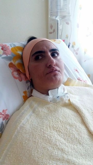 Yaşadığı talihsiz kazayla herkesi üzüntüye boğan Türk Dili ve Edebiyatı Öğretmeni Kumru Konak'ın Almanya'ya geliş sürecini ve tedavide yaşanan sıkıntıları ablası Nargül Konak şöyle anlattı: "2016 yılı Haziran ayında Türkiye ve Almanya'da yardım kampanyası başlatıldı ve biz Kumru'yu böylece Almanya'ya getirebildik. Almanya'da hastane ön ödeme istemişti.