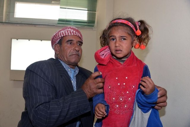 Küçük çocuğu muayene eden Prof. Dr. Özkan, belirli aralıklarla tıbbi takibini sürdürdü. Omuzdan çıkan 3'üncü kolun Hülya Enzelik'in sağlığını tehdit etmeye başlamasının ardından ameliyat kararı verildi. Yaklaşık 3 ay önce minik kız, ameliyatla omzundaki fazla koldan kurtuldu.