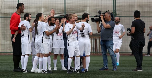 Maçın ilerleyen dakikalarında 'İçerde' ekibinin yerini alan BJK Genç Kız Futbol Takımı ile Ağrı Kız Futbol Takımı arasında geçen karşılaşma, berabere sonuçlandı.