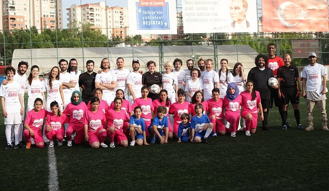 13 Mayıs Cumartesi günü Beşiktaş Belediyesi Çilekli Spor Tesisleri'nde gerçekleşen maçta tam kadro yer alan 'İçerde' dizisinin oyuncuları, örnek olacak bir sosyal sorumluluk etkinliğine imza attı.