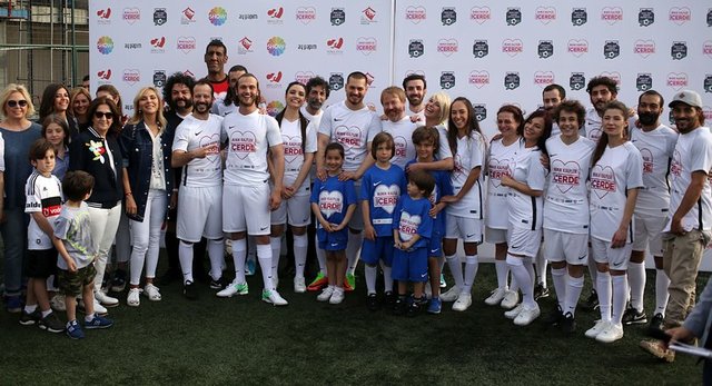 'İçerde'nin güçlü kadınları Damla Colbay, Nihal Koldaş, Gözde Kansu, Şenay Gürler, Duygu Sarışın ve Esra Kılıç'ın da mücadele ettiği maçta, Sarp, Umut (Mert) ve Eylem'in küçüklüklerini canlandıran çocuk oyuncular da karşılaşmaya renk kattı.