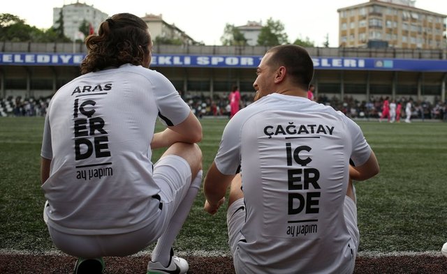 Minik Kalpler İçerde projesine kalbini koyan 'İçerde' ekibi ile Ağrı Aile ve Sosyal Politikalar Gençlik ve Spor Kulübü Kız Futbol Takımı arasında gerçekleşen dostluk maçı unutulmaz anlara sahne oldu.