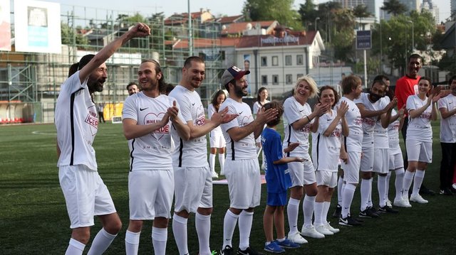 Tekirdağ'da yapılacak Mika-Der İçerde Spor Rehabilitasyon Merkezi'nin yapımına gönüllerini koyarak çocukların nice mutlu anı biriktirmeleri için kolları sıvayan 'İçerde' ekibi, Ağrı Aile ve Sosyal Politikalar Gençlik ve Spor Kulübü Kız Futbol Takımı ile destek maçına çıktı. 