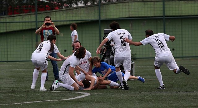 TAKIMIN TEKNİK DİREKTÖRÜ MUSTAFA UĞURLU!Dizide Komiser Selim karakterini canlandıran Uğur Yıldıran'ın enerjik sunumuyla başlayan maçta, Çağatay Ulusoy'la birlikte Aras Bulut İynemli ve tüm 'İçerde' oyuncuları yeşil sahadaki hünerlerini gösterdi. 