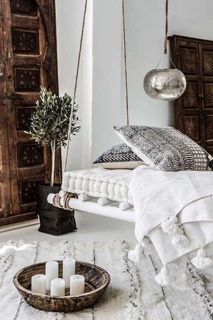 Karanlığı en aydınlatan renk de beyaz olduğundan, İskandinav ev stilinde beyaz renk hakimdir. Diğer yandan beyaz, çok fazla göz yoracağı için ahşap ürünlerle beyazın göz yoran yapısı kırılır. 