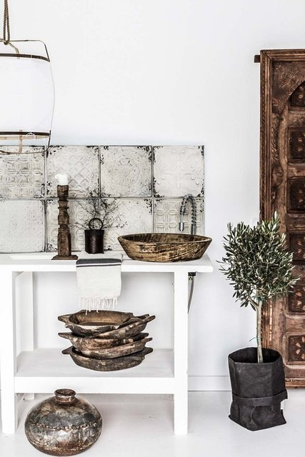 Bir ipucu daha verirsek İskandinav tarzdaki dekorasyonlarda, aksesuarlarda da gri, krem rengi ağırlıktadır.