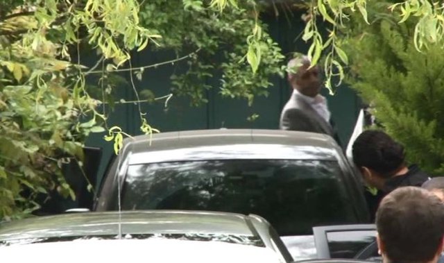 Beykoz Öğünce'de lüks bir çiftlik evine düzenlenen operasyonda organize suç örgütü lideri Sedat Şahin 2 adamıyla birlikte gözaltına alındı. Şahin'in gizlendiği çiftlik evinde küçük bir cephanelik ortaya çıkarıldı.