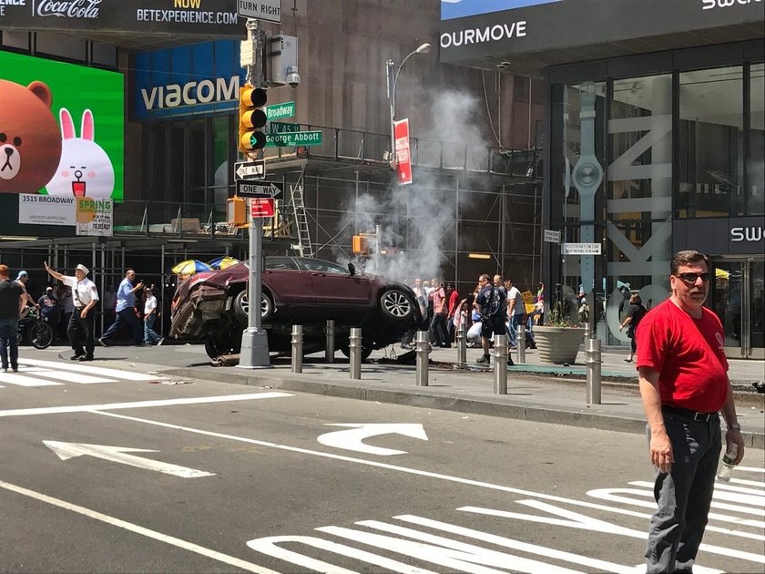 <p>New York'ta bulunan Times Meydanı'nda bir aracın yayaların üzerine sürmesi üzerine en az 1 kişi hayatını kaybetti ve 20 kişi yaralandı. İşte olay yerinden fotoğraflar...</p>