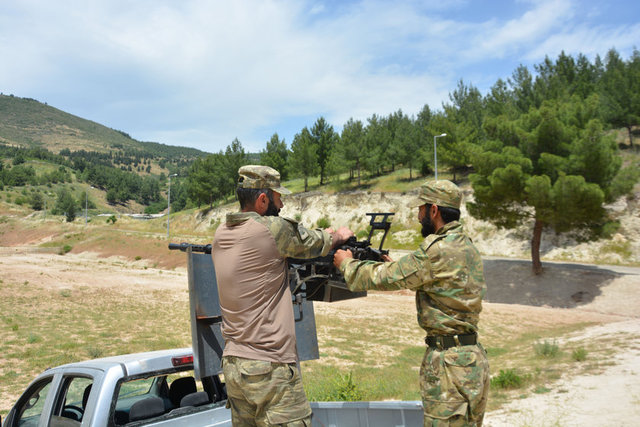 Askeri yetkililer, "Eğitim kamplarında birebir muharebeyi, havan, roketatar, orta ve hafif makinalı silahlar gibi her türlü silahı kullanmayı öğrenen ÖSO mensuplarının bir yıl öncesine göre eğitim seviyelerinde büyük bir ilerleme kaydetmeleri ilerde alacakları görevlerde mutlak başarıyı getirecektir." değerlendirmesini yaptı. (AA)