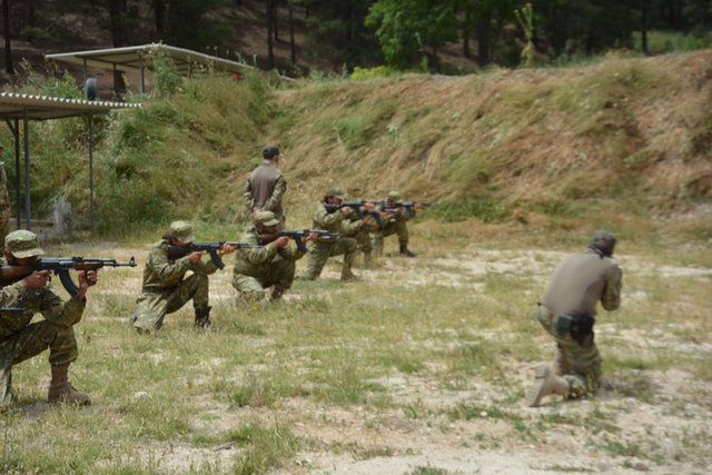 Bölgedeki askeri kaynaklardan alınan bilgiye göre, Türk sınırına yakın bölgelerde yeni eğitim kampları kuran ÖSO grupları, TSK'nın denetiminde, hem kıdemli mensuplarına hem de son dönemde katılan çok sayıdaki yeni mensuplarına eğitim veriyor.