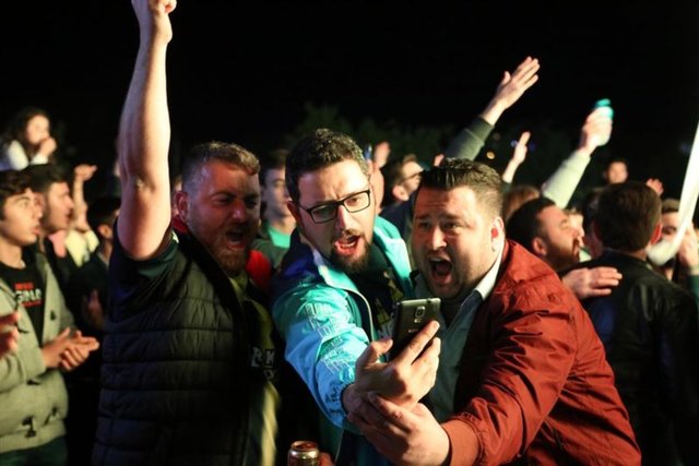 Fenerbahçe Erkek Basketbol Takımı'nın THY Avrupa Ligi Dörtlü Finali'nde şampiyon olmasının ardından, tüm yurtta kutlamalar yapıldı. İşte şampiyonluk coşkusundan kareler...