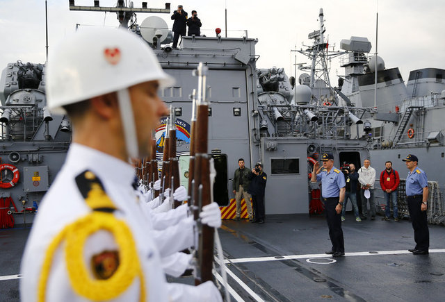 Genelkurmay Başkanlığından yapılan açıklamaya göre, Orgeneral Akar ile  Kara Kuvvetleri Komutanı Orgeneral Salih Zeki Çolak ve Deniz Kuvvetleri Komutanı  Oramiral Bülent Bostanoğlu; Donanma Komutanı Oramiral Veysel Kösele'nin sevk ve  idaresinde 13 Mayıs'tan itibaren Marmara, Ege ve Doğu Akdeniz'de icra edilen  Denizkurdu 2017 Tatbikatı faaliyetlerini yerinde denetlemek için dün akşam Ege'de  bulunan Sancak Gemisi TCG Kemalreis'e gitti. 