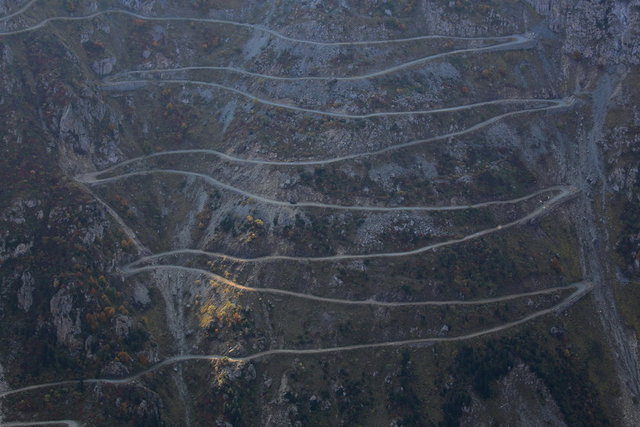 Yol, ilk olarak 1914 yılındaki Rus işgali sırasında yöre halkı çalıştırılarak arazideki sarp kayalıklarda adeta iğne ile kuyu kazarak inşa edildi. -  