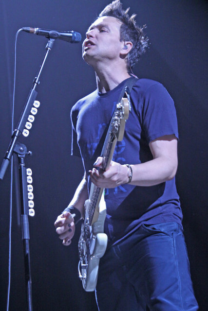 Tom Delonge - Ünlü sanatçı "Uzaylılar var" adlı bir şarkı yazmıştı.