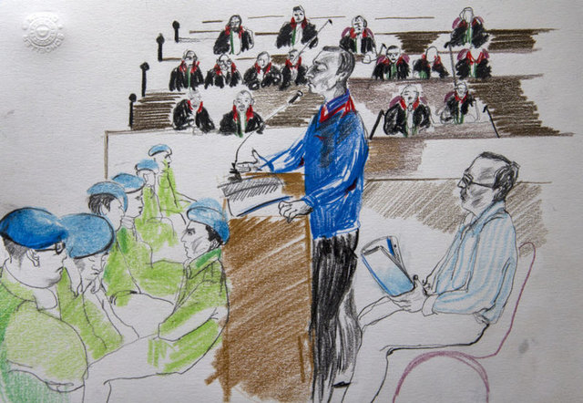 FETÖ'nün darbe girişimine ilişkin Genelkurmay Başkanlığı'ndaki eylemlerle ilgili, arasında "Yurtta Sulh Konseyi" üyelerinin de bulunduğu 221 kişi hakkında açılan davanın ilk duruşması Ankara 17. Ağır Ceza Mahkemesi'nde devam ediyor. Duruşma salonundaki savunmalar da mahkeme ressamı tarafından çiziliyor.