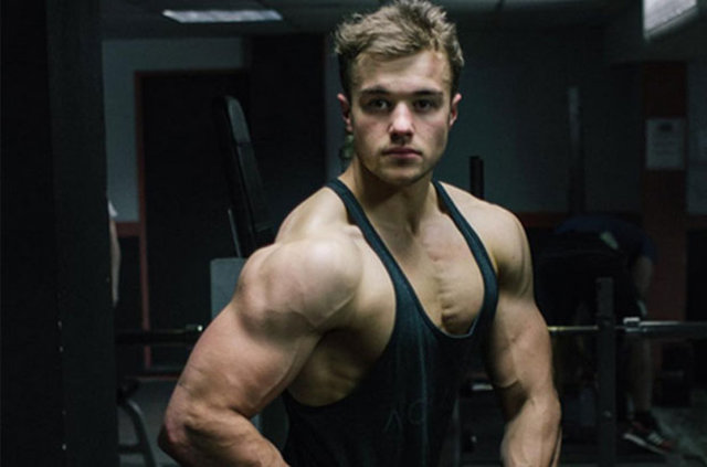 Haftalar içerisinde 76 kilodan 63 kiloya düşen Samuels, egzersiz ve her gün yediği 240 gramlık protein (sığır  fileto) sayesinde kas hacmini artırarak 82,5 kiloya çıktı.