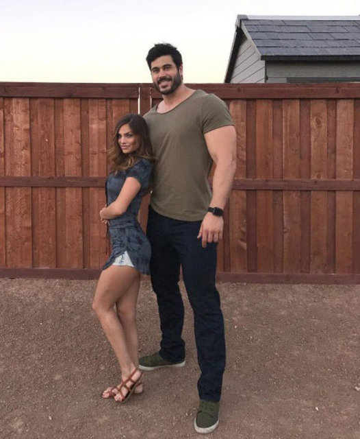 Instagram'da yaklaşık 600 bin takipçisi olan fitness eğitmeni Danny Jones, 2.06 metrelik boyuyla sosyal medyada fenomen oldu. -