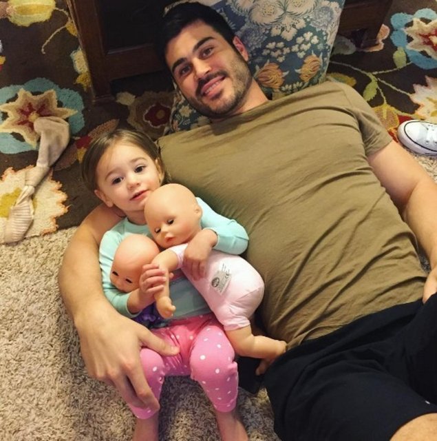 Kullanıcının "Bu bir adam değil, bu bir ağaç" mesajıyla yaptığı bu paylaşımın ardından Danny Jones bir anda Instagram fenomenine dönüştü, takipçi sayısı hızla arttı. -