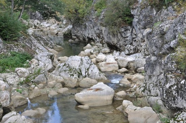 Kanyonun içinden geçen Zarı Çayı, alt bölümündeki Ilıca Şelalesi'nden çıkıyor.