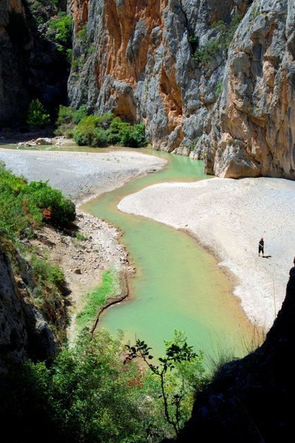 Her iki yamacı da, 200-300 metrelik sarp kayalarla çevrili olan kanyon, mevsime göre rafting ve doğa yürüyüşü sporları için uygun özelliklere sahip. 