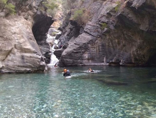 ŞAHİNDERESİ KANYONU, BALIKESİR - Şahinderesi Kanyonu, Kaz Dağları'nın batı yamaçlarında yer alıyor. 27 km uzunluğu ile kanyon, çok dik ve engebeli bir yapıya sahip.