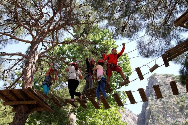 Ayrıca doğa sporları yapmak isteyenler de Saklıkent Kanyonu'ndan vazgeçemiyor. 