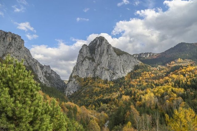 Uzaktan uçsuz bucaksız görünen kanyonda mükemmel fotoğraflar çekebilirsiniz. 