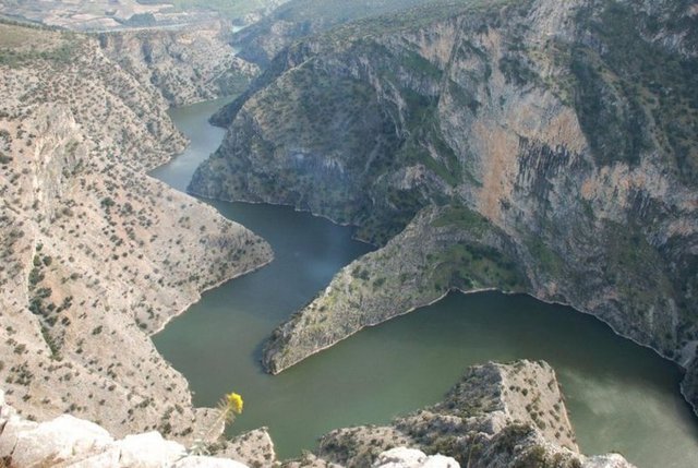 İNECEĞİZ KANYONU, DENİZLİ -  Denizli'ye gidince mutlaka görmeniz gereken İneceğiz Kanyonu uzun doğa yürüyüşlerinin vazgeçilmez adresi. Eğer buraya giderseniz tekne ya da kano ile etrafı gezmeyi ihmal etmeyin.