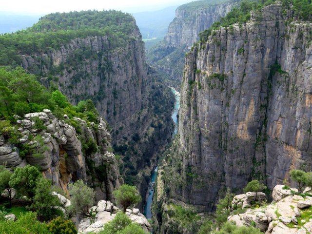 KÖPRÜLÜ KANYON, ANTALYA  - Köprülü Kanyon, içerisinden dünyaca ünlü Köprüçay Irmağı'nın geçtiği, milli park olarak ilan edilen bir doğa harikası. Geçtiğimiz günlerde Köprülü Kanyonu'nun pek bilinmeyen üst kısımlarında yeni bir kanyon keşfedilmişti.