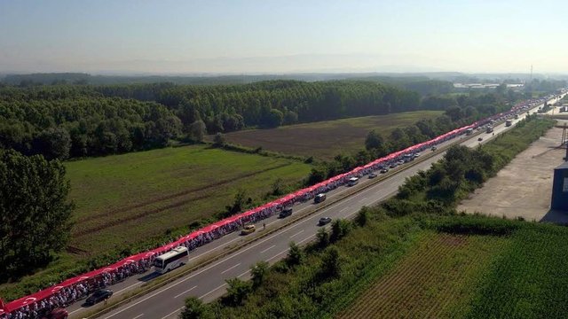Akyazı'dan Sakarya merkeze kadar uzanan Türk bayrağı yol boyunca muhteşem görüntülere sahne odu.