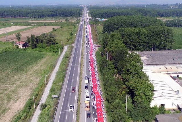  CHP Genel Başkanı Kemal Kılıçdaroğlu tarafından başlatılan Adalet Yürüyüşü'nün 17'nci gününde katılımcılar Beşiktaş Belediyesi tarafından getirilen bin 1 metrelik Türk bayrağını taşıyarak yürüdü. Renkli görüntülerin oluştuğu Türk bayraklı kortej havadan görüntülendi.