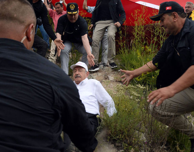 KILIÇDAROĞLU'NUN "ADALET YÜRÜYÜŞÜ"NDE 4. GÜN - CHP lideri Kılıçdaroğlu, yürüyüşünün 4. gününde tehlike atlattı. Yürüyüş sırasında tepede açılan Türk bayrağını kaldıran Kılıçdaroğlu, koşarak aşağı indiği sırada ayağı kayarak düştü.