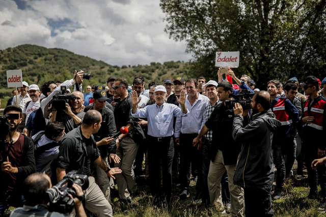 KILIÇDAROĞLU'NUN YÜRÜYÜŞÜNÜN 5. GÜNÜ - CHP Genel Başkanı Kılıçdaroğlu, "Adalet Yürüyüşü"nün 5'inci gününe, Kızılcahamam Orman Deposu mevkisinden başladı.