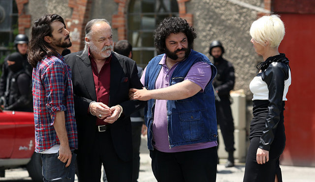 İçerde'nin final bölümünde; Sarp, Celal'i tutuklamış olsa da onu hapse koymak o kadar kolay olmayacaktır