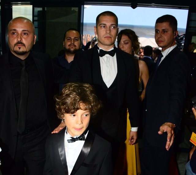 'GÜZEL ANILAR BIRAKTI' - Basın mensuplarının sorularını yanıtlayan dizi oyuncularından Çağatay Ulusoy, "Bir sezon boyunca bize gösterilen ilgiye layık olmaya çalıştık. Bu seyirci her şeyin iyisini hak ediyor" dedi. 