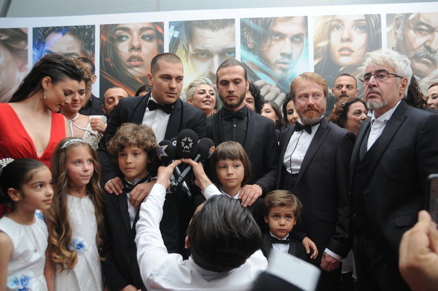 HT Magazin'den Serkan Öztürk ve Arif Hür'ün haberine göre galaya tam kadro katılan oyuncular, gövde gösterisi yaptı. Kırmızı halı geçişinde izdiham yaşandı. 1500 vatandaş final bölümünü dizi oyuncularıyla birlikte izledi.