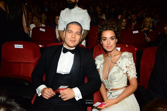 Bensu Soral ise, "Şu an oldukça heyecanlıyım. İçerde dizisi hepimize güzel anılar bıraktı" diyerek duygularını ifade etti. Dizinin diğer oyuncuları da, "Burada bize gösterdiğiniz ilgi hepimizin göğsünü kabarttı. Belki şimdi gidiyoruz ama sizi asla unutmayacağız" dedi.