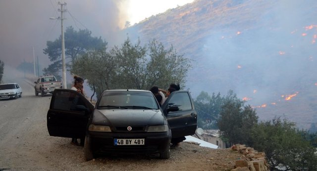 Söndürme çalışmalarının sürdüğü yangına yer ekiplerinin yanı sıra havadan da bir yangın söndürme helikopteriyle müdahale ediliyor.
