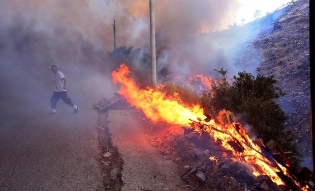 Yaklaşık 18 hektarlık makilik ve tarım arazisinin zarar gördüğü yangında, antik tiyatro alanı içerisindeki kaya mezarlarına kadar alevlerin sıçradığı görüldü. Yangını bölgedeki kaya mezarlarında barınan bazı kişilerin çıkardığı iddia edildi.
