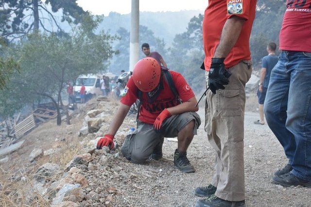  4 arazöz, 6 itfaiye aracı ve 20 orman işçisi ile belediye ekiplerinin katıldığı söndürme çalışmalarında alevlerin ev ve işyerlerine 50 metre kadar yaklaşması korkuttu.