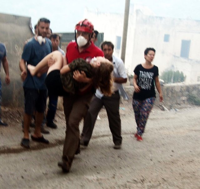 DHA'nın haberine göre, Yokuşbaşı Mahallesi'ndeki tarım arazilerinde saat 16.30'da başlayan yangın, şiddetli rüzgarın etkisiyle hızla büyüdü. 
