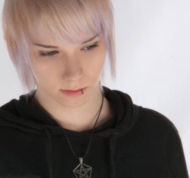 Youtube'da 60 bin civarı takipçisi bulunan genç adam 2013 yılında, yani 20 yaşında intihar etti.