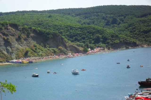 Kale, karşı yakada yer alan, aynı devre ait, aynı amaçla yapılıp kullanıldığı bilinen Garipçe Kalesi ile birbirine bakıyor. Sahildeki içi mağara gibi oyuk ''Plefkaya'' isimli ilginç kayanın çevresi ise temiz denizi, manzarası ile yatların, küçük teknelerin uğrak yeri. Poyrazköy tesisleriyle, misafirperverliğiyle, plajıyla ve doğal güzellikleriyle yaz-kış yerli ve yabancı turistlere ev sahipliği yapıyor.